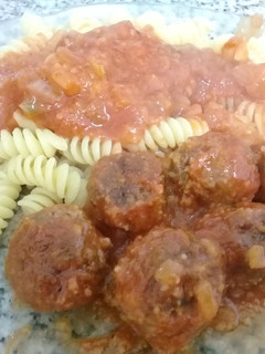 Una foto de Albóndigas en salsa con fideos