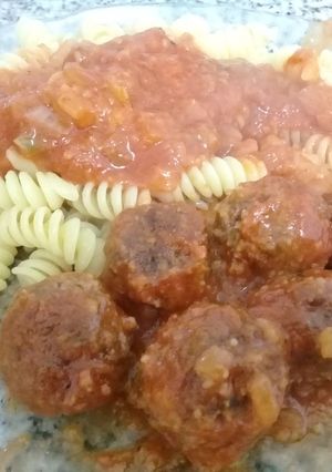 Una foto de Albóndigas en salsa con fideos