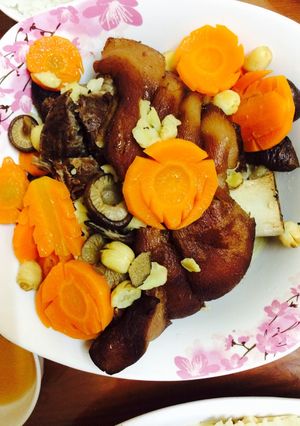 Hình của món Chân giò hầm nấm hạt sen.