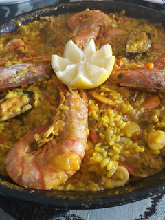 Una foto de Paella de marisco