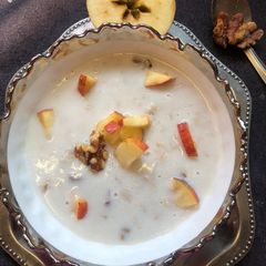 A picture of Apple oatmeal.