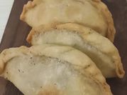 Una foto de masa para empanadas con manteca