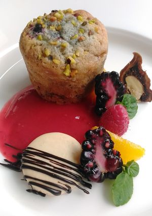 Foto di Tortino caldo di mirtilli e pinoli con coulis di lamponi e frutt