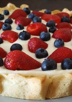 Una foto de Tarta con frutillas y arándanos