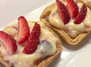 Foto di Tartine con crema al cioccolato bianco e fragole
