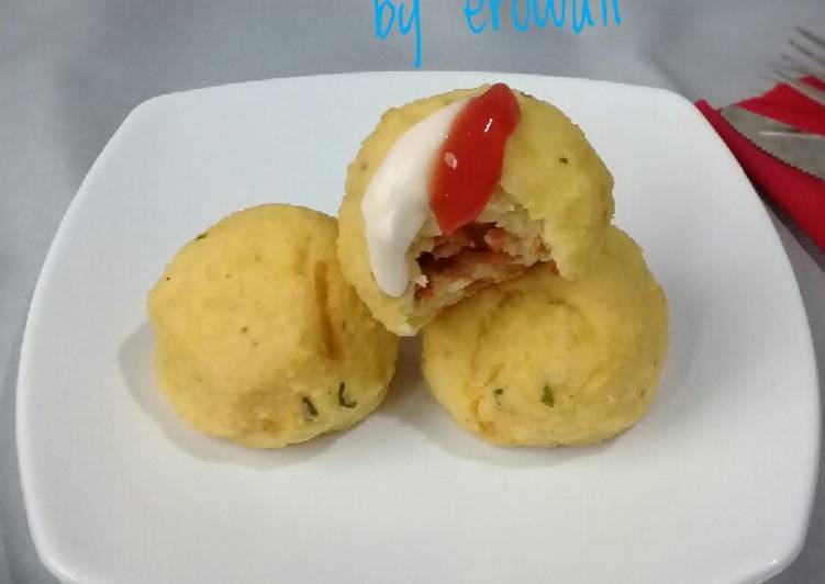 Baked Mashed Potatoes Cheese Balls with Carrot Inside