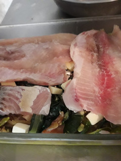 Una foto de Pescado al horno con verduras
