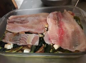 Una foto de Pescado al horno con verduras