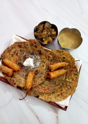 A picture of Multi grain bathua lachha paratha.