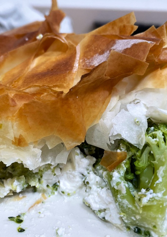Una foto de Burek de brócoli en airfryer