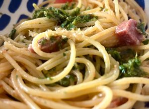 Une photo de Pâtes, Pesto et saucisson