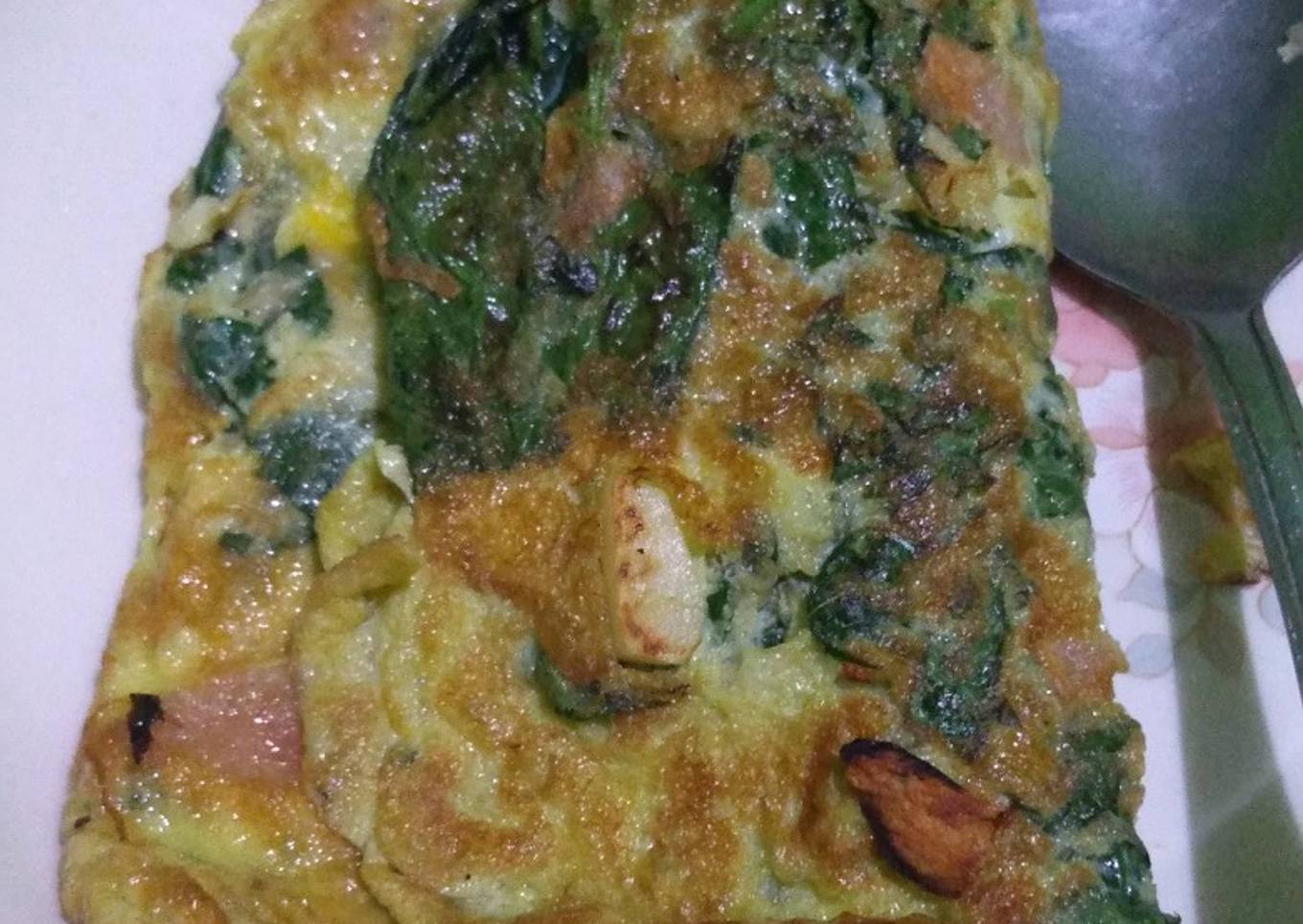 Resep Dadar bayam & sosis yang Bisa Manjain Lidah