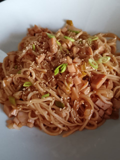 Una foto de Yakisoba de piso de estudiantes/Yatekomo casero