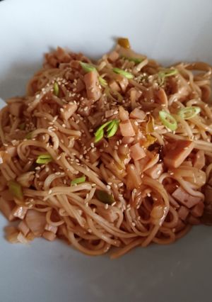 Una foto de Yakisoba de piso de estudiantes/Yatekomo casero