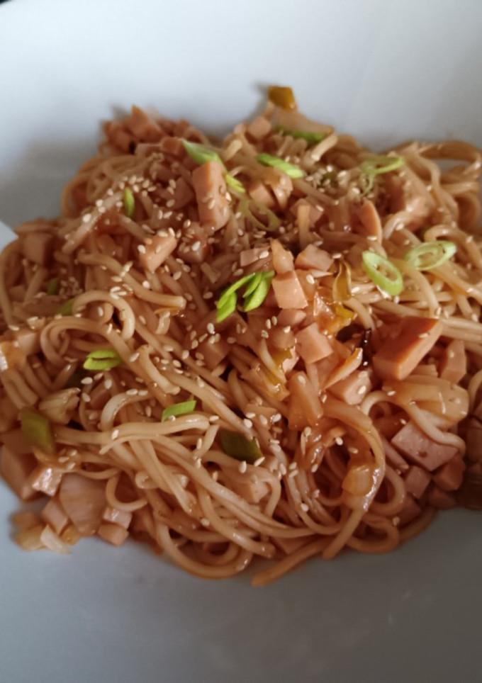 Una foto de Yakisoba de piso de estudiantes/Yatekomo casero