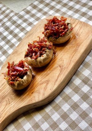 Una foto de Champiñones rellenos de jamón