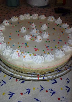 Una foto de Pay de queso frío arcoíris (sin horno)