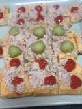 Cuadraditos de pan de molde untado de gazpacho con atún