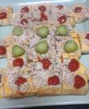 Cuadraditos de pan de molde untado de gazpacho con atún