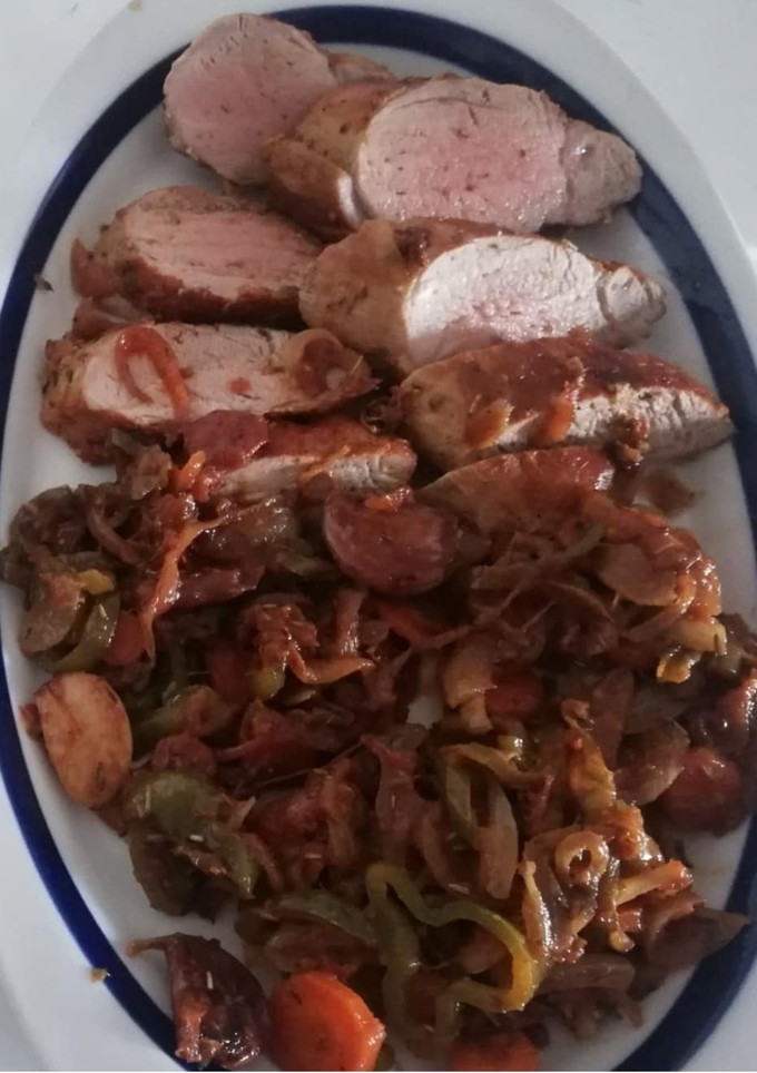 Una foto de Solomillo de cerdo guisado con verduras