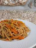 Linguine al funghi com vegetais salteados com paprika e leite de coco