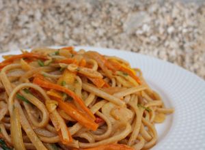 Foto de Linguine al funghi com vegetais salteados com paprika e leite de coco