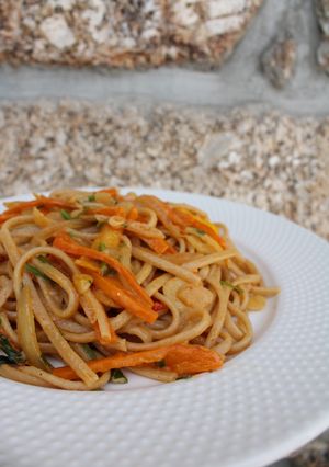 Foto de Linguine al funghi com vegetais salteados com paprika e leite de coco