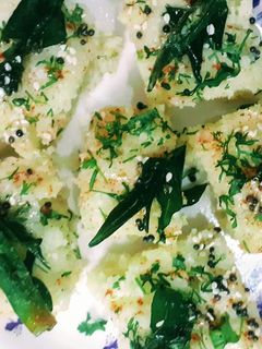 रवा ढोकळा (rava dhokla recipe in marathi) रेसिपी चे मुख्य फोटो 
