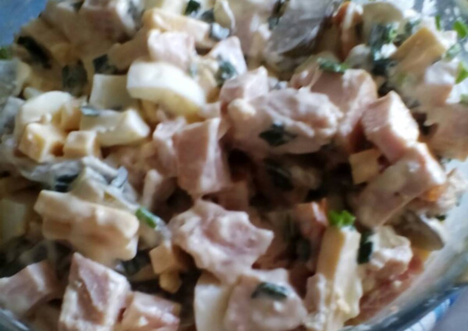 Салат с копченой грудинкой. Салат из копченой грудинки. Салат с копченой грудинкой свиной. Салат с грудинки копченой свининой