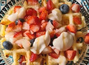 Una foto de Waffles de Yuca con mis toppings favoritos