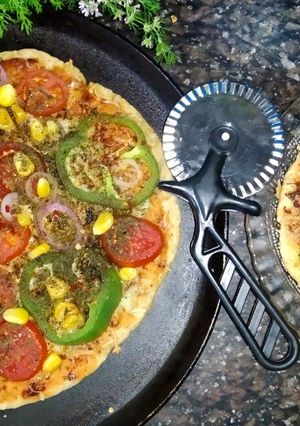 चिजी वेज आटा पिज़्ज़ा (cheesy veg atta pizza recipe in Hindi) रेसिपी मुख्य फोटो