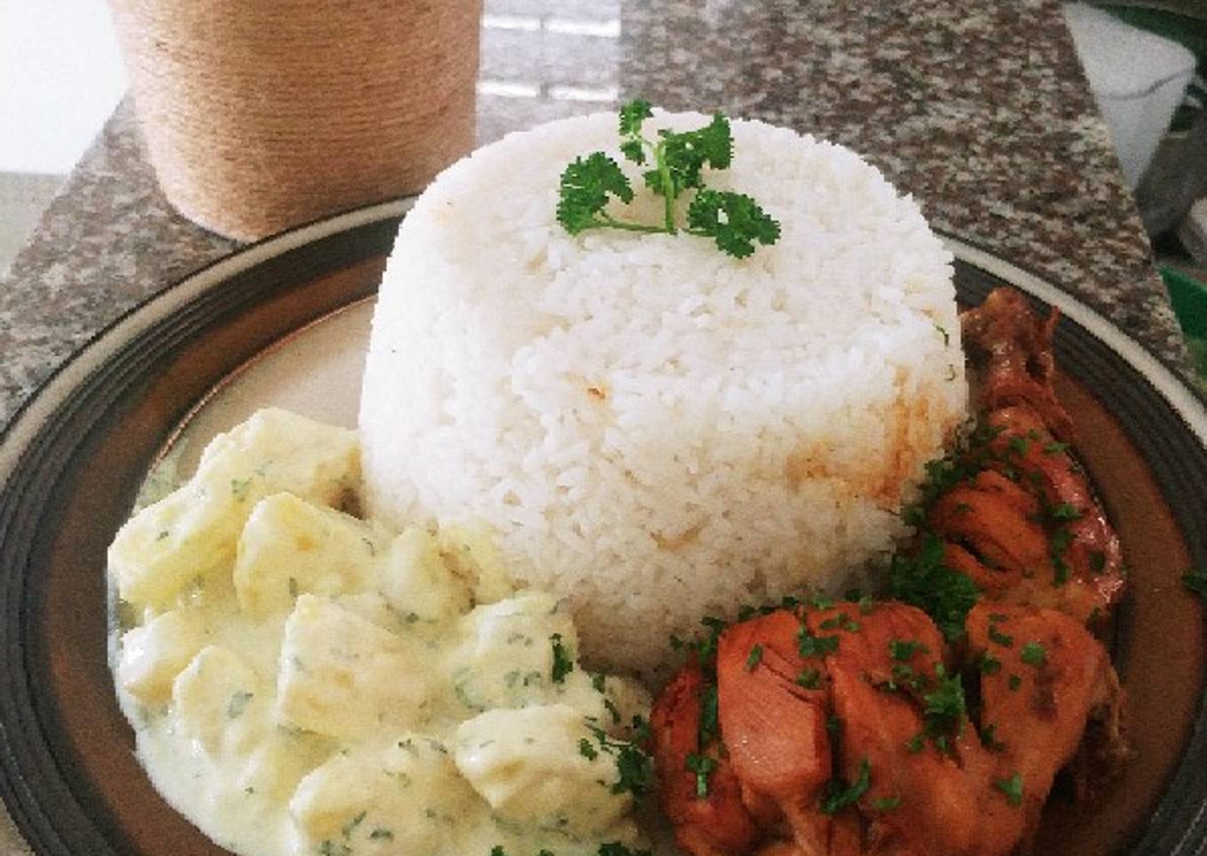 Pollo en Salsa, Arroz y Papas al Jardín
