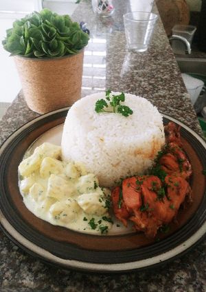Una foto de Pollo en Salsa, Arroz y Papas al Jardín