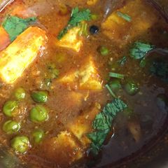 A picture of Rasse Walla Matar Paneer.