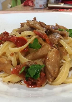 Foto di Linguine con Funghi Pleurotus e Pomodori Secchi Sottolio