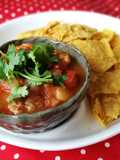 แผ่นข้าวโพด จิ้มซอสมะเขือเทศ (Salsa and Chips) กินเล่น
