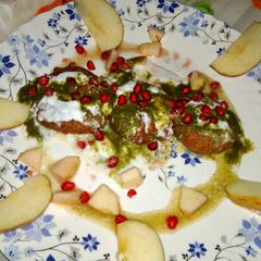 A picture of Sabudana vada bhalle style.