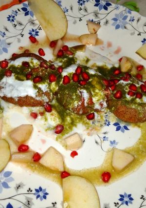 A picture of Sabudana vada bhalle style.