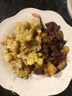 Foto di Spezzatino di cinghiale con patate e carote e contorno di cavolfiori alla curcuma