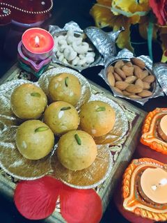 बेसन के लड्डू (besan ke ladoo recipe in Hindi) रेसिपी मुख्य फोटो