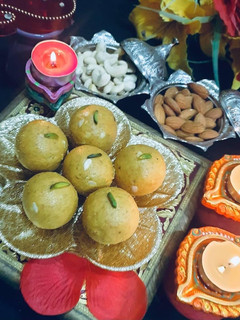 बेसन के लड्डू (besan ke ladoo recipe in Hindi) रेसिपी मुख्य फोटो