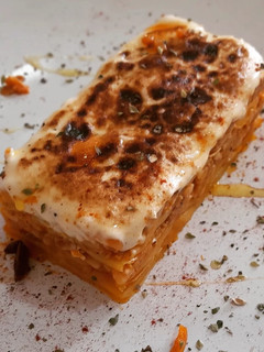 Una foto de Milhojas de bacalao con sobrasada, patatas y mayonesa a la miel