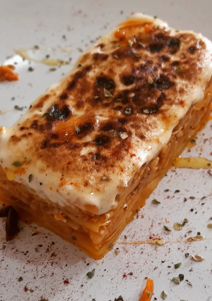 Una foto de Milhojas de bacalao con sobrasada, patatas y mayonesa a la miel