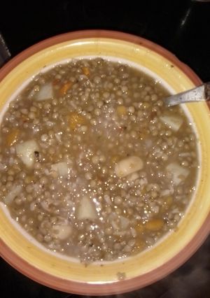 Una foto de Deliciosas lentejas sin carne, y con pan tipo galleta caserito😍