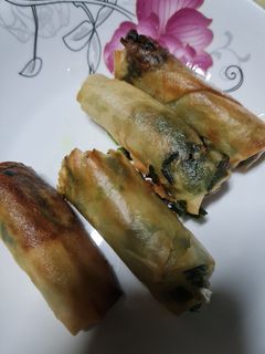 A picture of Fried Spring Rolls with Chive Filling.