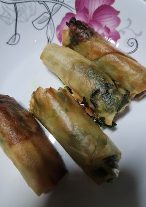 A picture of Fried Spring Rolls with Chive Filling.