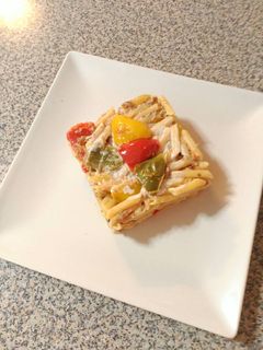 Una foto de Pasta macarrones tiburón con pimientos tres colores