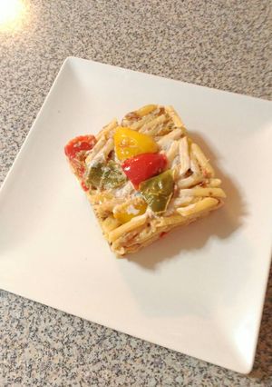 Foto principal de Pasta macarrones tiburón con pimientos tres colores