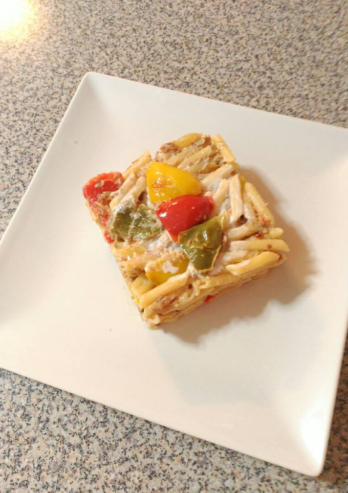Una foto de Pasta macarrones tiburón con pimientos tres colores