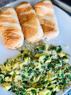 Una foto de Huevos revueltos con queso parmesano y puerro